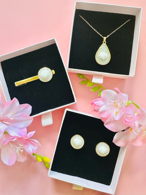 Seashell Shine Necklace - White/Gold