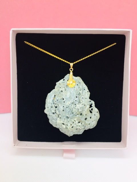 Oyster Shell Necklace "Frida"