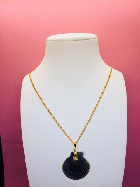 Scallop Shell Necklace "Berta"
