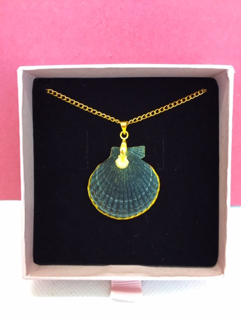 Scallop Shell Necklace "Berta"