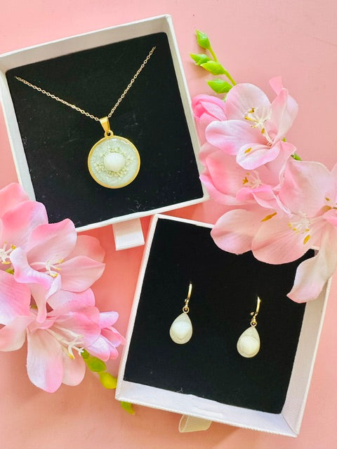 Seashell Shine Necklace - White/Gold