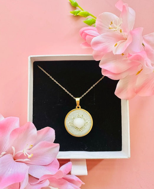 Seashell Shine Necklace - White/Gold