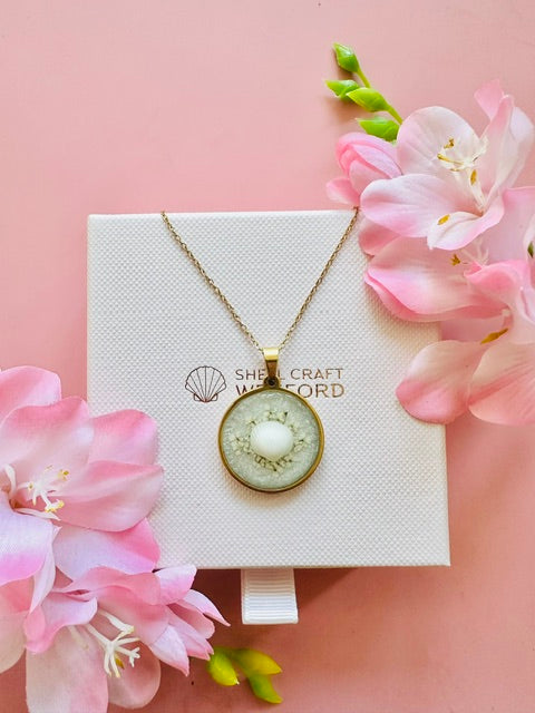 Seashell Shine Necklace - White/Gold