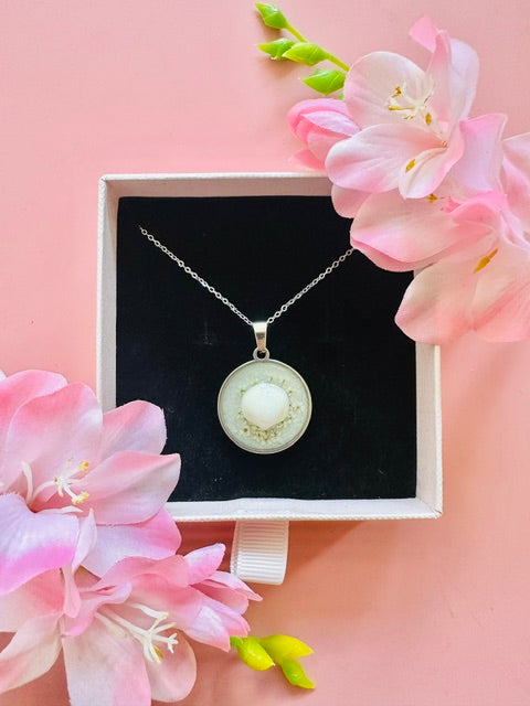 Seashell Shine Necklace - White/Silver