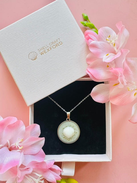Seashell Shine Necklace - White/Silver