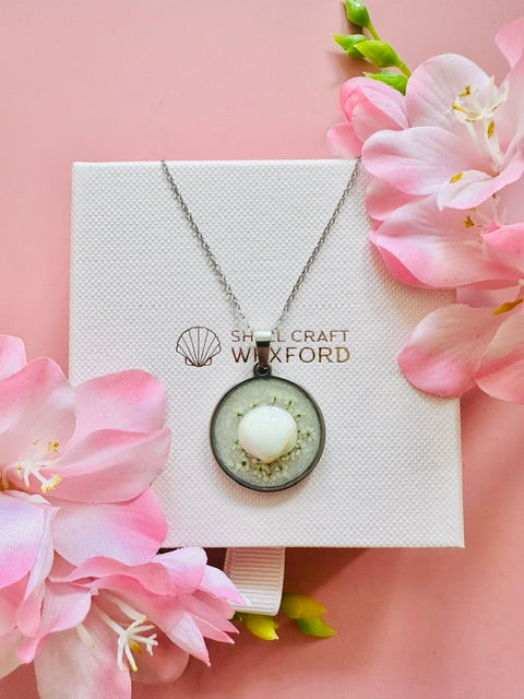 Seashell Shine Necklace - White/Silver