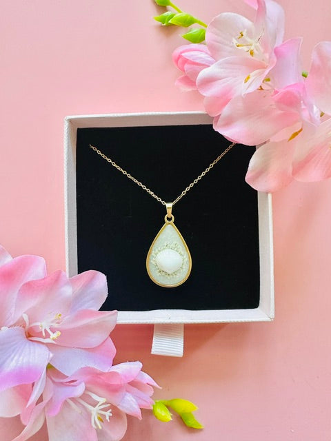 Seashell Shine Necklace - White/Gold