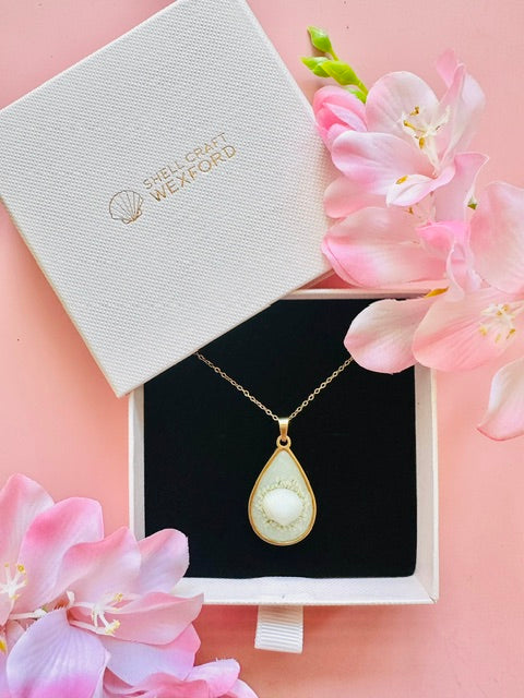 Seashell Shine Necklace - White/Gold