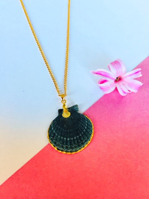 Scallop Shell Necklace "Berta"